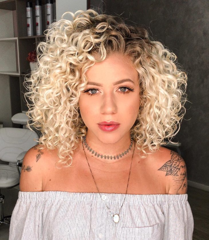 luzes mel ou douradas cabelo cacheado curto