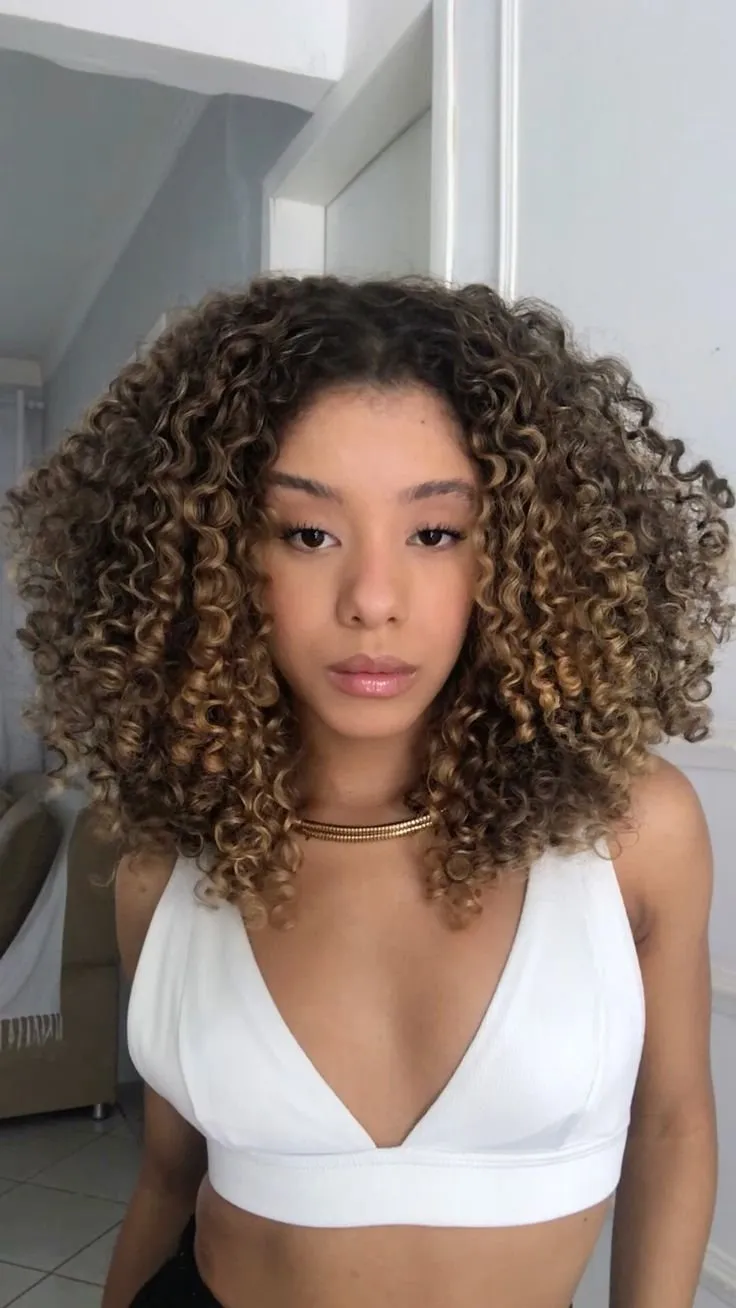 cabelo cacheado curto com luzes ressecado como evitar