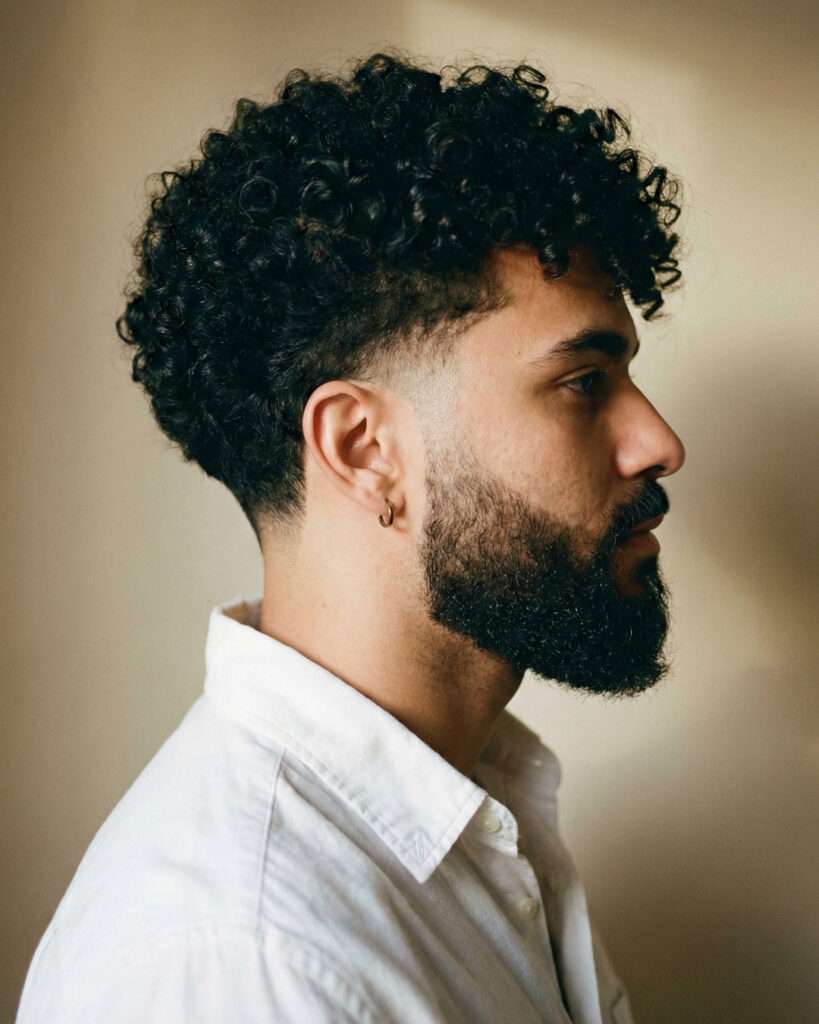erros comuns ao cuidar de cabelo cacheado masculino e como evitá-los
