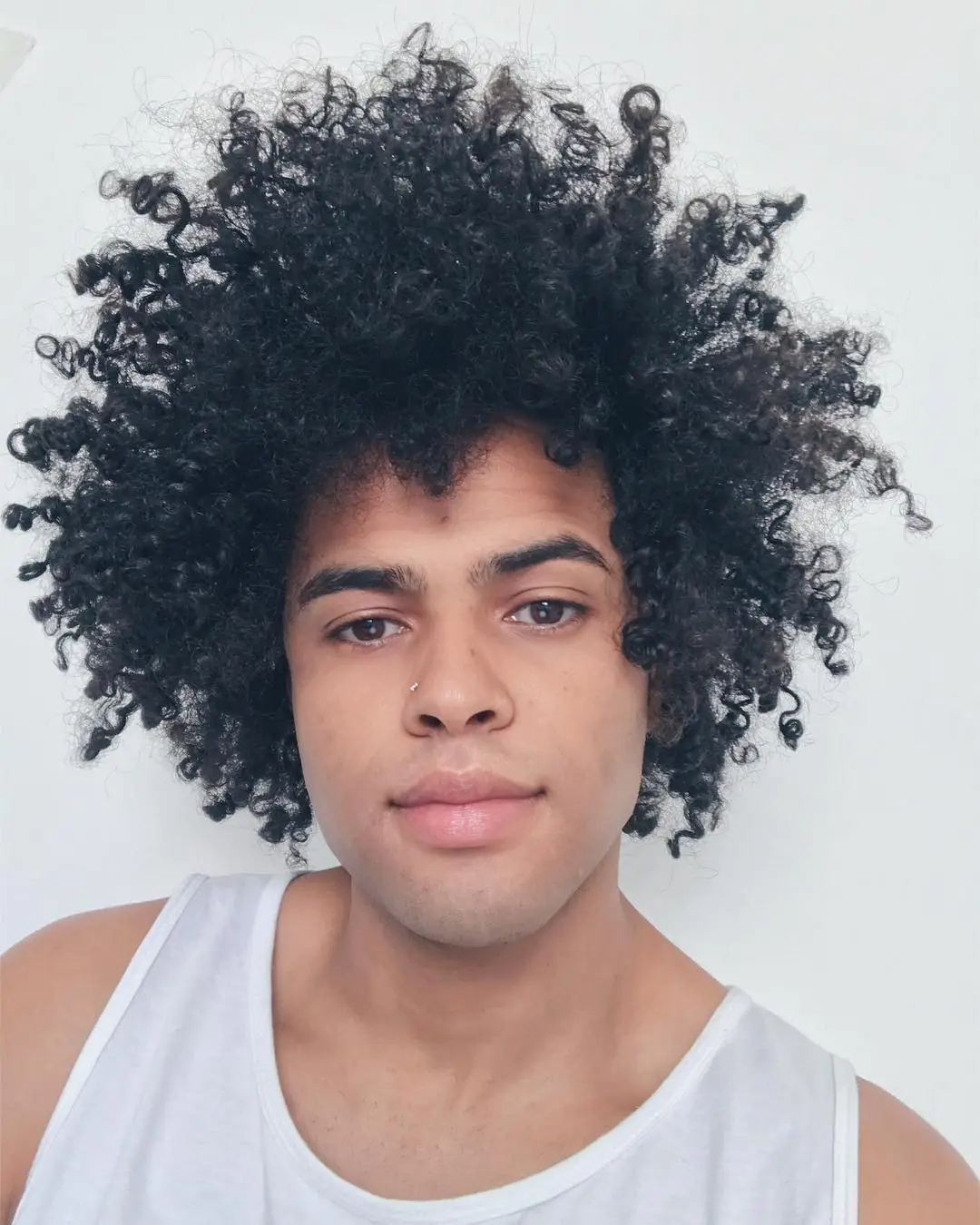 erros comuns ao cuidar de cabelo cacheado masculino e como evitá-los