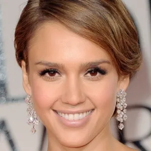 Ombré Hair em Fios Curtos: O Segredo de Jessica Alba para Iluminar o Rosto