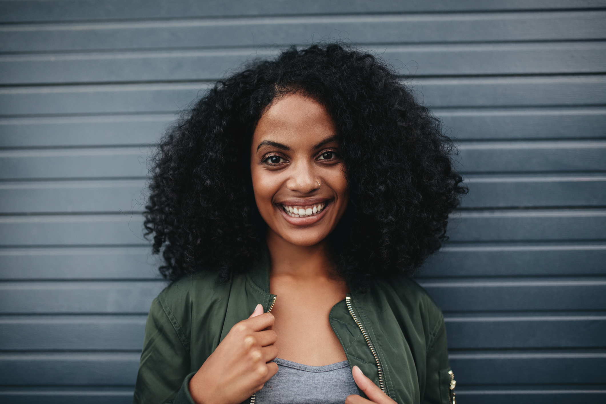 cabelo curto preto azulado