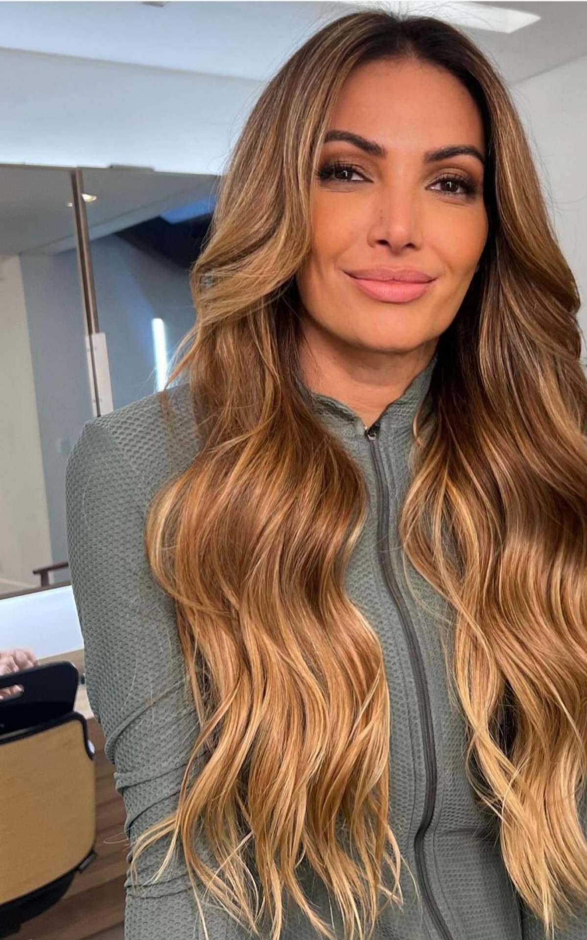 5 ideias de títulos:
1. Desvendando o Corte em Camadas de Patrícia Poeta: O Segredo do Movimento
2. Do