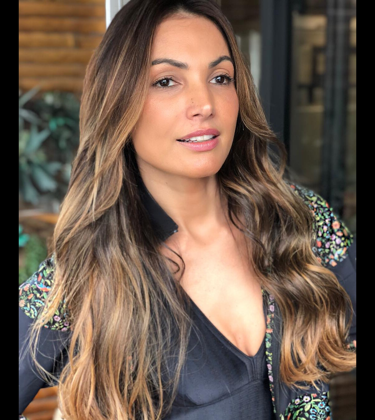 5 ideias de títulos:
1. Desvendando o Corte em Camadas de Patrícia Poeta: O Segredo do Movimento
2. Do