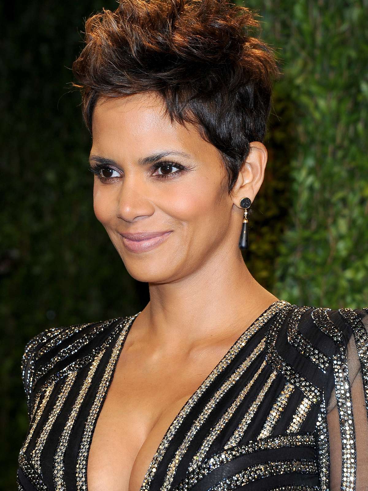 5 Cortes de Cabelo Curtos que Estão Bombando em 2024/2025
Como Escolher o Corte de Cabelo Curto Ideal para o Seu Tipo de Rosto
Pixie Cut: O Guia Completo para Adotar o Corte