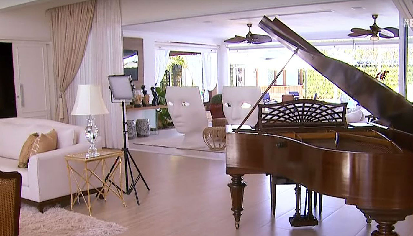 casa com cara de mansao comeca na sala