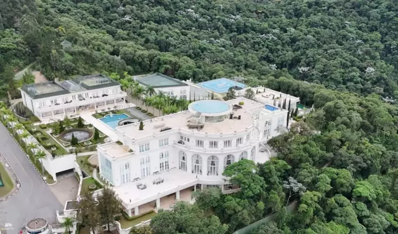 Fachadas de Mansão: Elementos Essenciais para uma Entrada Imponente