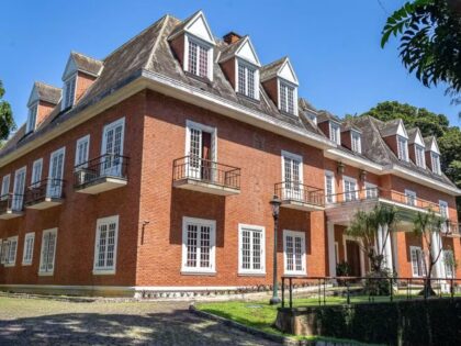 casa com cara de mansao comeca na sala