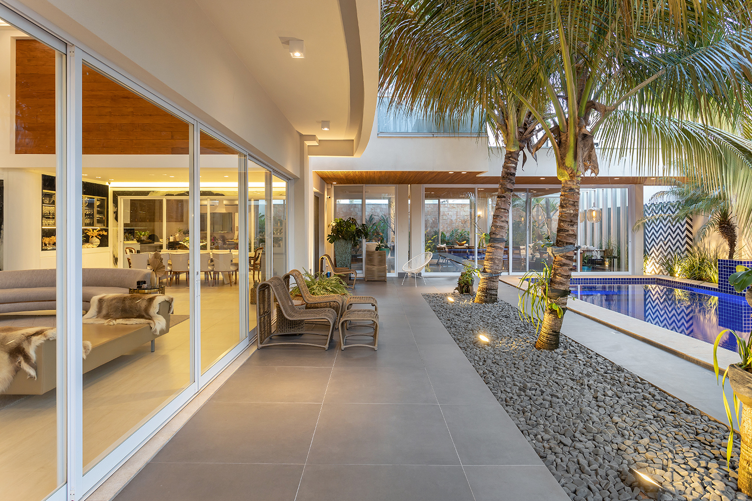 Cores que Ampliam e Sofisticam: A Paleta Ideal para sua Sala de Mansão