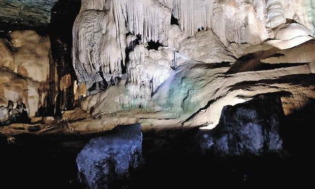 5 ideias de títulos:
1. Caverna Veryovkina: Desvendando os Segredos da Mais Profunda do Mundo.
2. A Jornada ao Centro da Terra: O Que Esperar da Caverna Veryovkina?
3. Recordes Espeleológicos: A História por Trás da Caverna Veryovkina.
4. Equipamentos e Riscos: Como Explorar a Caverna Mais Profunda do Planeta.
5. Geórgia Subterrânea: Um Mergulho na Caverna Veryovkina.