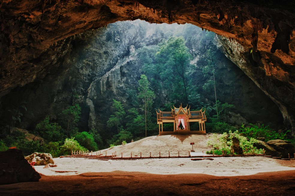 5 ideias de títulos:
1. Caverna Veryovkina: Desvendando os Segredos da Mais Profunda do Mundo.
2. A Jornada ao Centro da Terra: O Que Esperar da Caverna Veryovkina?
3. Recordes Espeleológicos: A História por Trás da Caverna Veryovkina.
4. Equipamentos e Riscos: Como Explorar a Caverna Mais Profunda do Planeta.
5. Geórgia Subterrânea: Um Mergulho na Caverna Veryovkina.