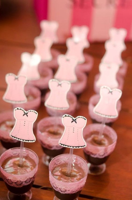 5 ideias de títulos:
1. Chá de Lingerie: Guia Completo de Decoração e Brincadeiras
2. 10 Ideias Criativas para um Chá de Lingerie Inesquecível
3. Como Organizar um Chá de Lingerie Simples e Charmoso
4. Brincadeiras Divertidas para Animar seu Chá de Lingerie
5. Lembrancinhas e Comidinhas: O Toque Final para seu Chá de Lingerie