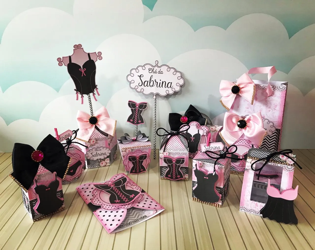 5 ideias de títulos:
1. Chá de Lingerie: Guia Completo de Decoração e Brincadeiras
2. 10 Ideias Criativas para um Chá de Lingerie Inesquecível
3. Como Organizar um Chá de Lingerie Simples e Charmoso
4. Brincadeiras Divertidas para Animar seu Chá de Lingerie
5. Lembrancinhas e Comidinhas: O Toque Final para seu Chá de Lingerie