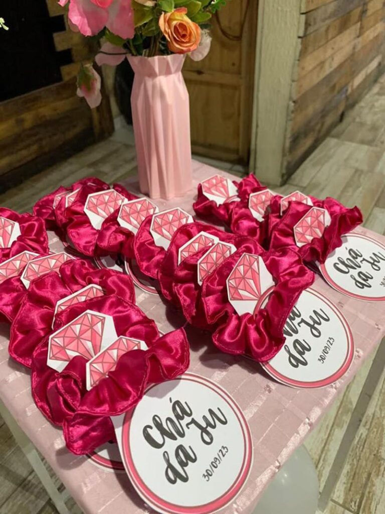 5 ideias de títulos:
1. Chá de Lingerie: Guia Completo de Decoração e Brincadeiras
2. 10 Ideias Criativas para um Chá de Lingerie Inesquecível
3. Como Organizar um Chá de Lingerie Simples e Charmoso
4. Brincadeiras Divertidas para Animar seu Chá de Lingerie
5. Lembrancinhas e Comidinhas: O Toque Final para seu Chá de Lingerie