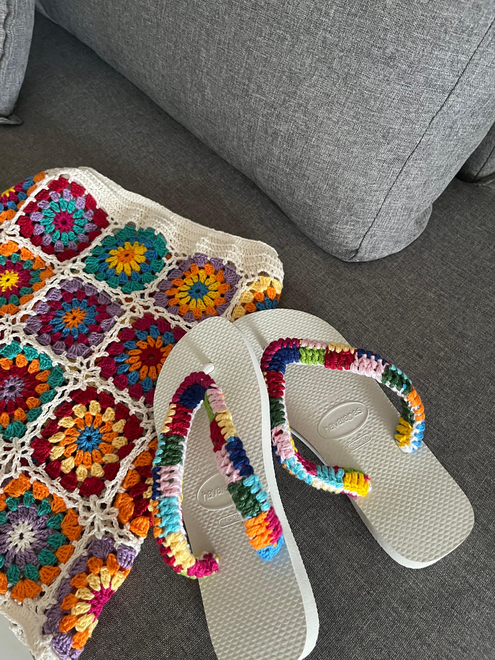 chinelo decorado com crochê