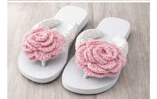 chinelo decorado com crochê