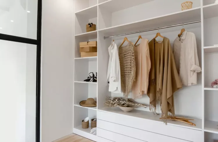 Closet Aberto com Prateleiras