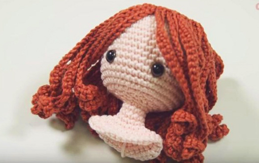 como colocar cabelo em boneca amigurumi