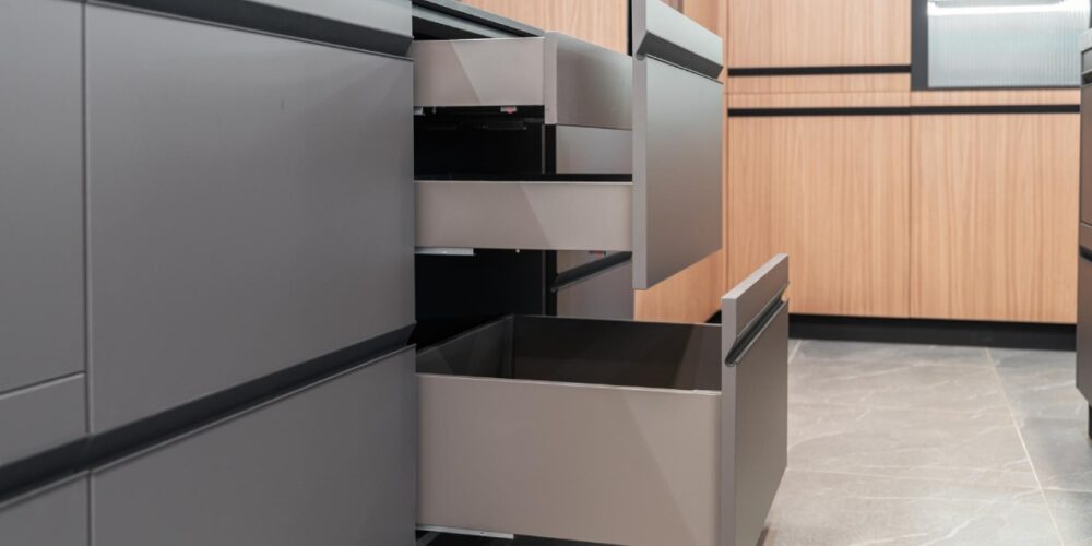 5 ideias de títulos:
1. Gaveta Emperrada: Guia Completo para Solucionar o Problema
2. Truques Caseiros para Desemperrar Gavetas de Madeira
3. Como Ajustar e Lubrificar Corrediças de Gaveta Metálicas
4. Soluções Rápidas para Gavetas Travadas em Móveis
5. Quando Substituir as Corrediças da Gaveta: Sinais e Dicas