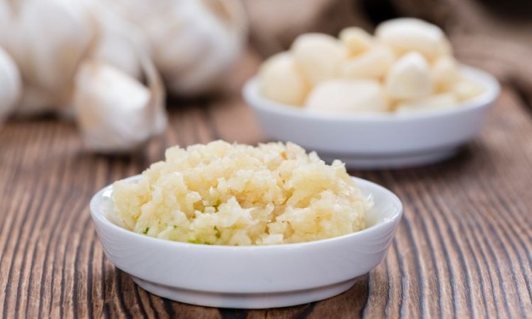 como conservar alho descascado