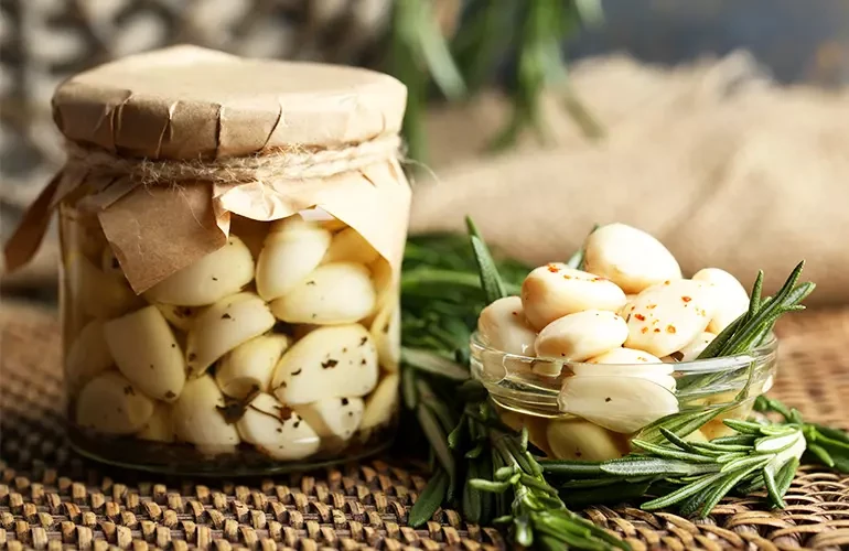 como conservar alho descascado