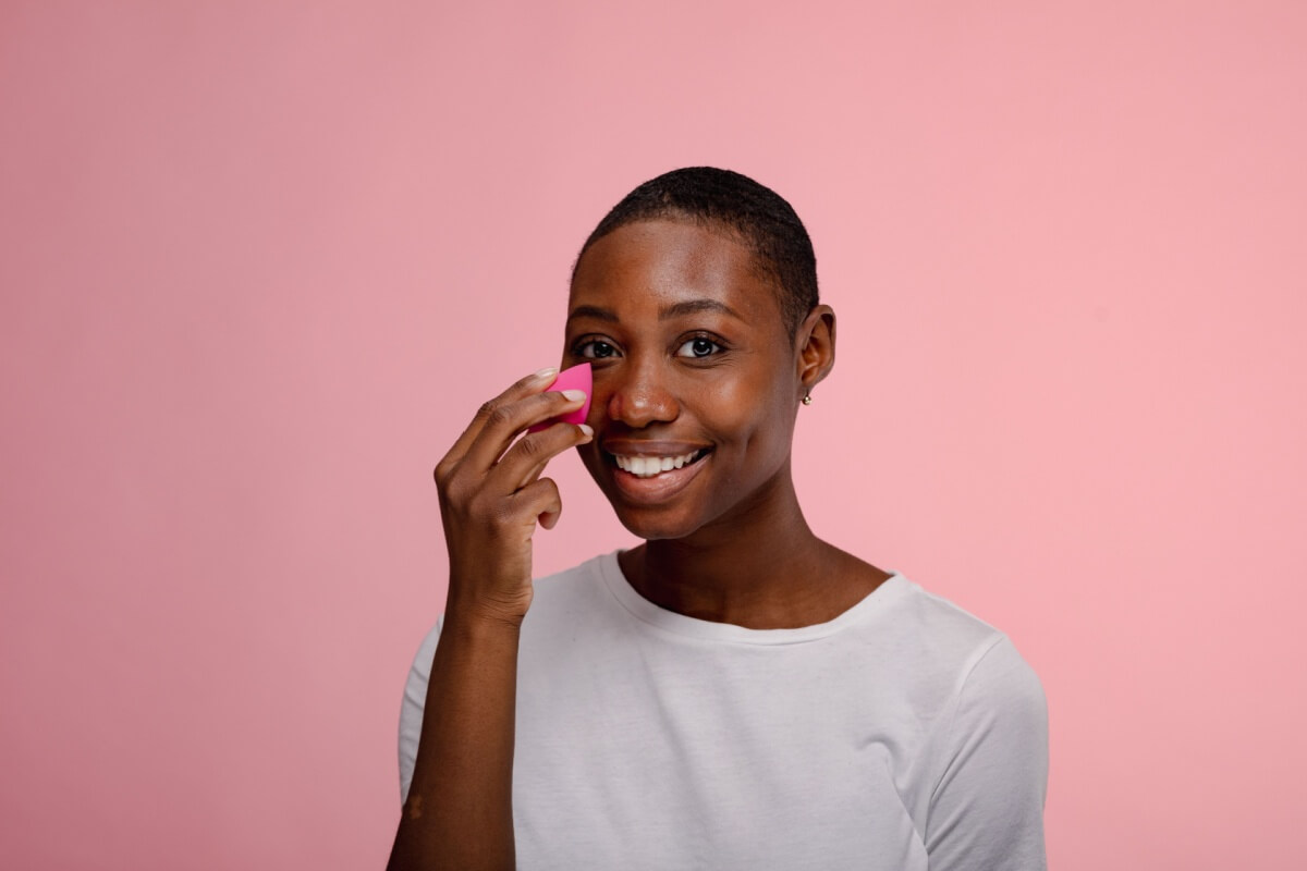 como evitar manchas na maquiagem usando esponja