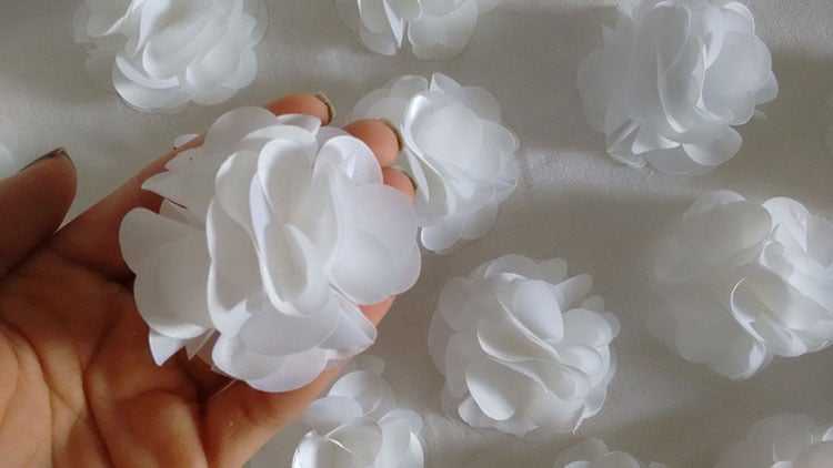 Como usar flores de cetim em acessórios de cabelo