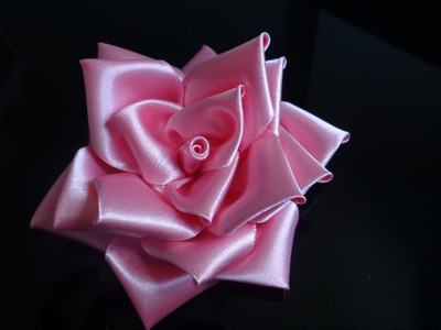 Decoração de festas com flores de cetim