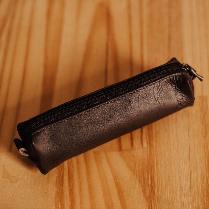 como fazer um estojo de couro sintético