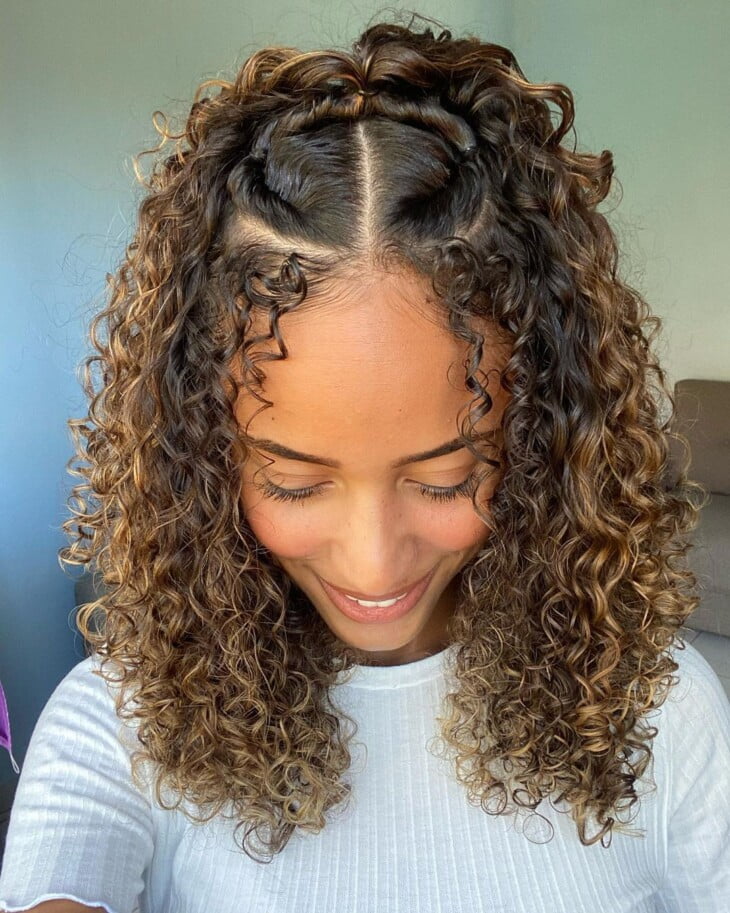 5 Penteados para Cabelo Cacheado que Preservam os Cachos
Como Escolher os Melhores Acessórios para Cabelo Cacheado
O Guia Definitivo para Prender Cabelo Cacheado sem Danificar
Cuidados Essenciais ao Prender Cabelo Cacheado para Dormir
Afro Puff: O Penteado Perfeito para Cabelos Cacheados e Crespos