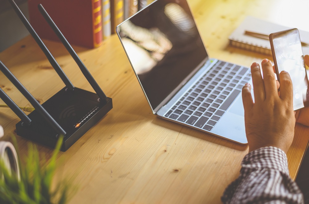 5 ideias de títulos:
1. Guia Completo: Proteja seu Roteador Wi-Fi Contra Hackers
2. Segurança Wi-Fi Essencial: Dicas Práticas para Proteger sua Rede
3. Roteador Seguro: Como Configurar e Manter sua Rede Protegida
4. Evite Invasões: Os Protocolos de Segurança Wi-Fi que Você Precisa Conhecer
5. Dicas Extras para Blindar seu Wi-Fi: Ocultar SSID e Filtro MAC