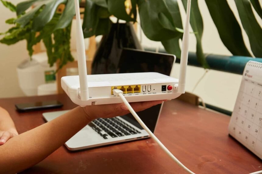 5 ideias de títulos:
1. Guia Completo: Proteja seu Roteador Wi-Fi Contra Hackers
2. Segurança Wi-Fi Essencial: Dicas Práticas para Proteger sua Rede
3. Roteador Seguro: Como Configurar e Manter sua Rede Protegida
4. Evite Invasões: Os Protocolos de Segurança Wi-Fi que Você Precisa Conhecer
5. Dicas Extras para Blindar seu Wi-Fi: Ocultar SSID e Filtro MAC