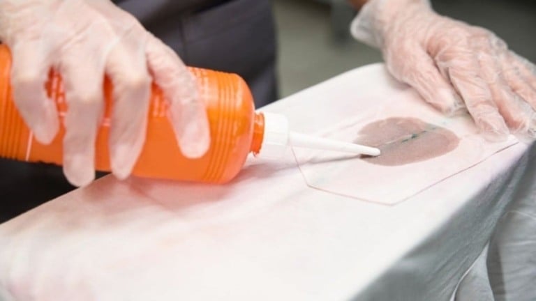 Dicas rápidas para remover cola de glitter fresca sem danificar o tecido