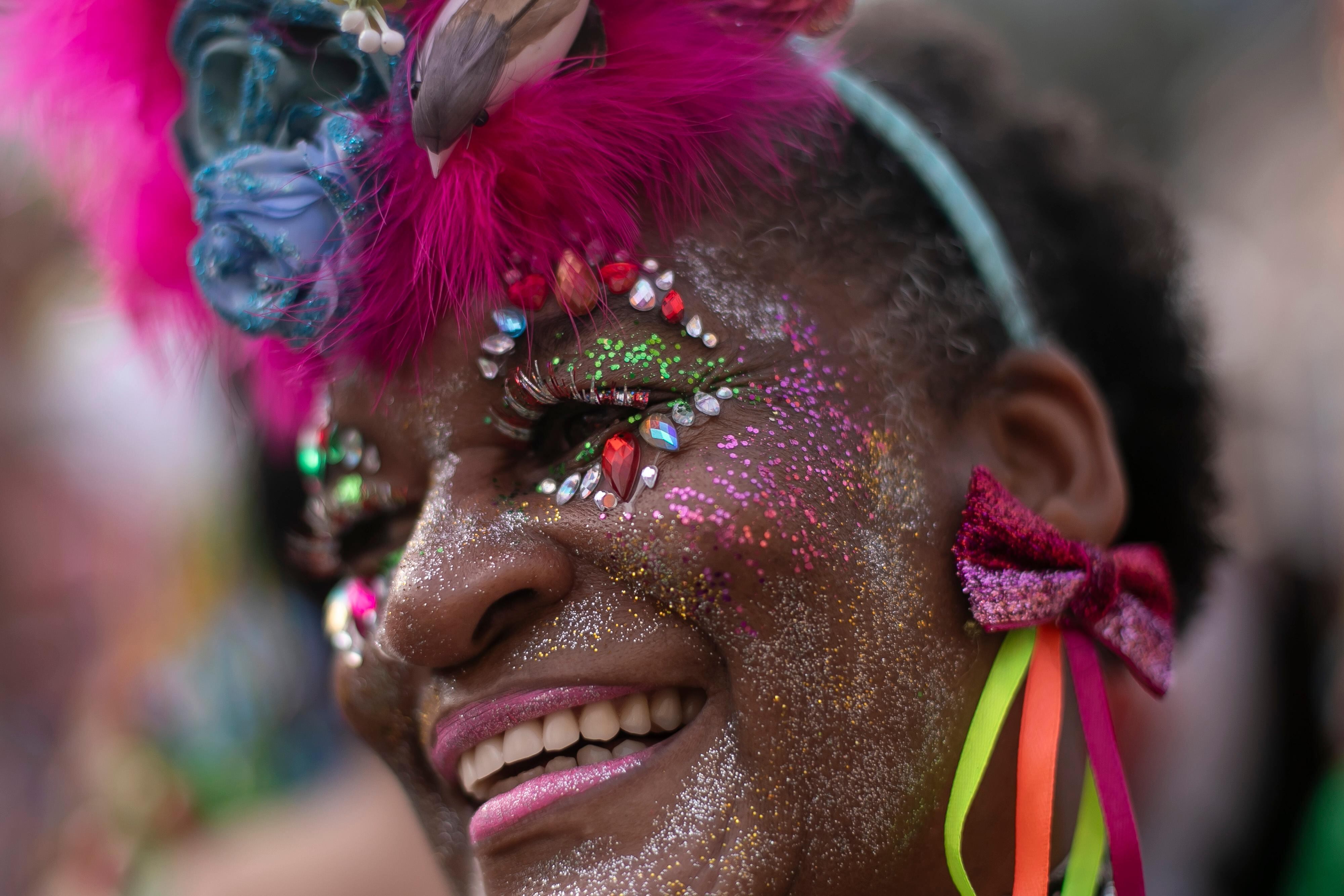 O que fazer quando a cola de glitter não sai da roupa?