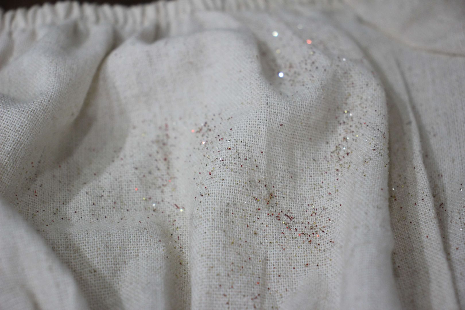 Como remover cola de glitter seca de tecidos delicados