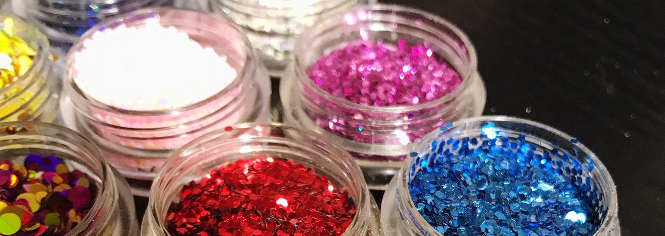 Guia completo: Tirando cola de glitter de diferentes tipos de roupa