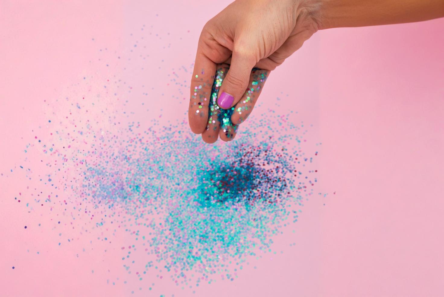 Dicas rápidas para remover cola de glitter fresca sem danificar o tecido