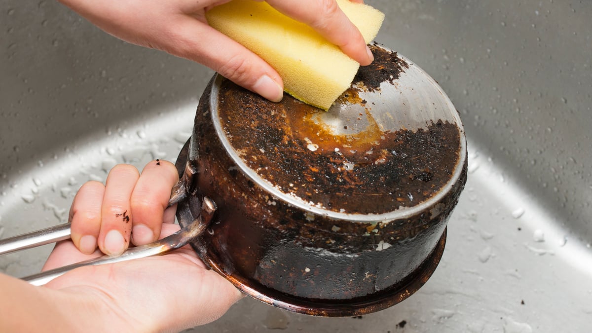 como tirar queimado do fundo da panela de pressao