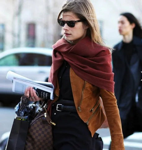 Acessórios Essenciais: Como Usar Lenços e Echarpes para Valorizar sua Bolsa e Cabelo