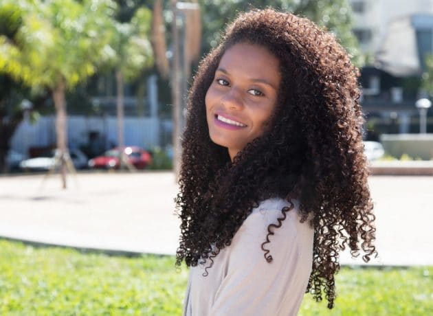 corte disfarçado em v para cabelo crespo