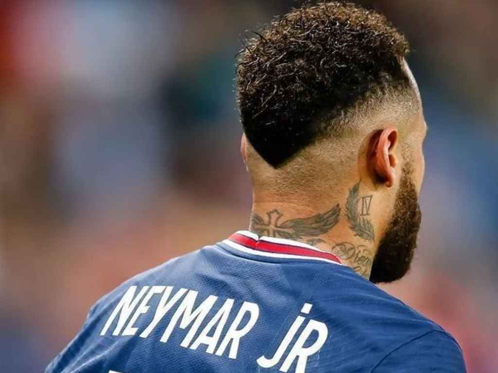 corte em v em cabelo médio