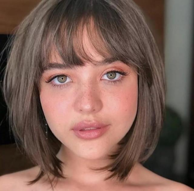 corte medio repicado nas pontas com franja bardot para rosto redondo