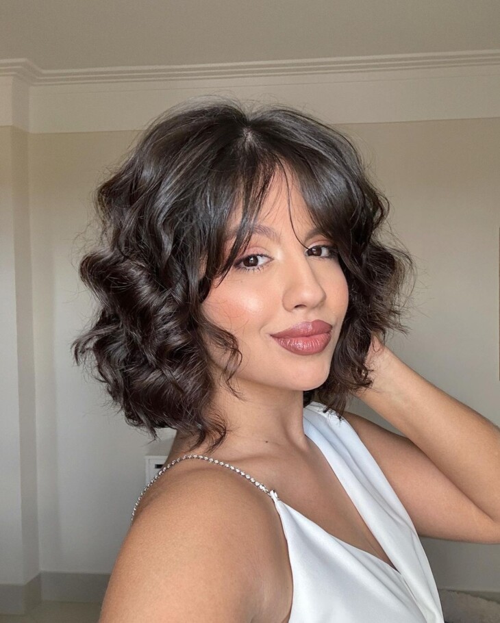 corte medio repicado nas pontas com franja bardot para rosto redondo