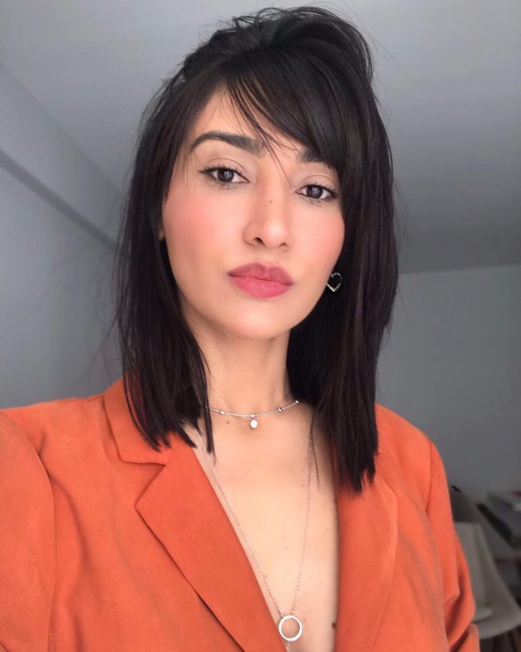 melhores cortes de cabelo médio repicado com franja bardot para rosto redondo