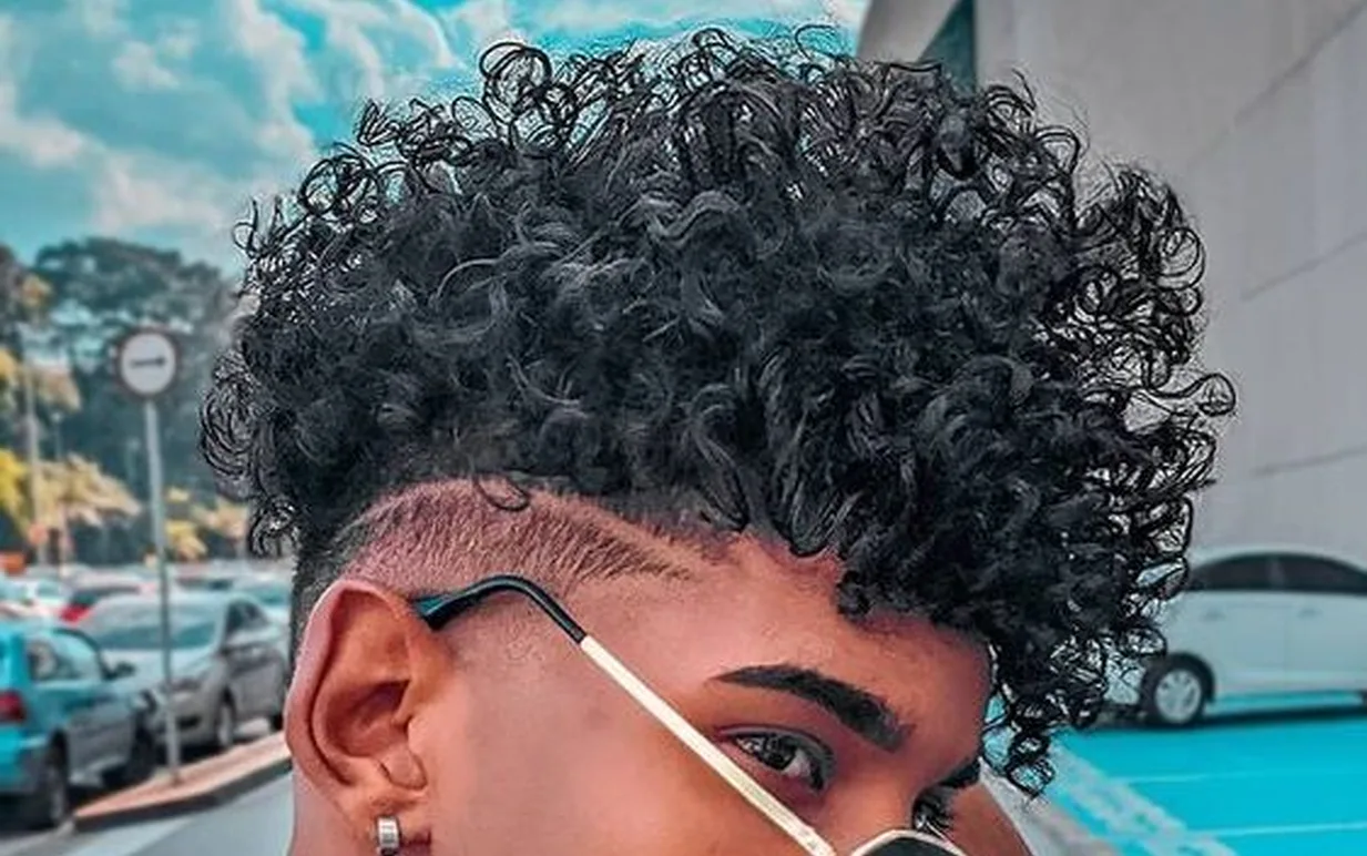 corte em camadas masculino cacheado
