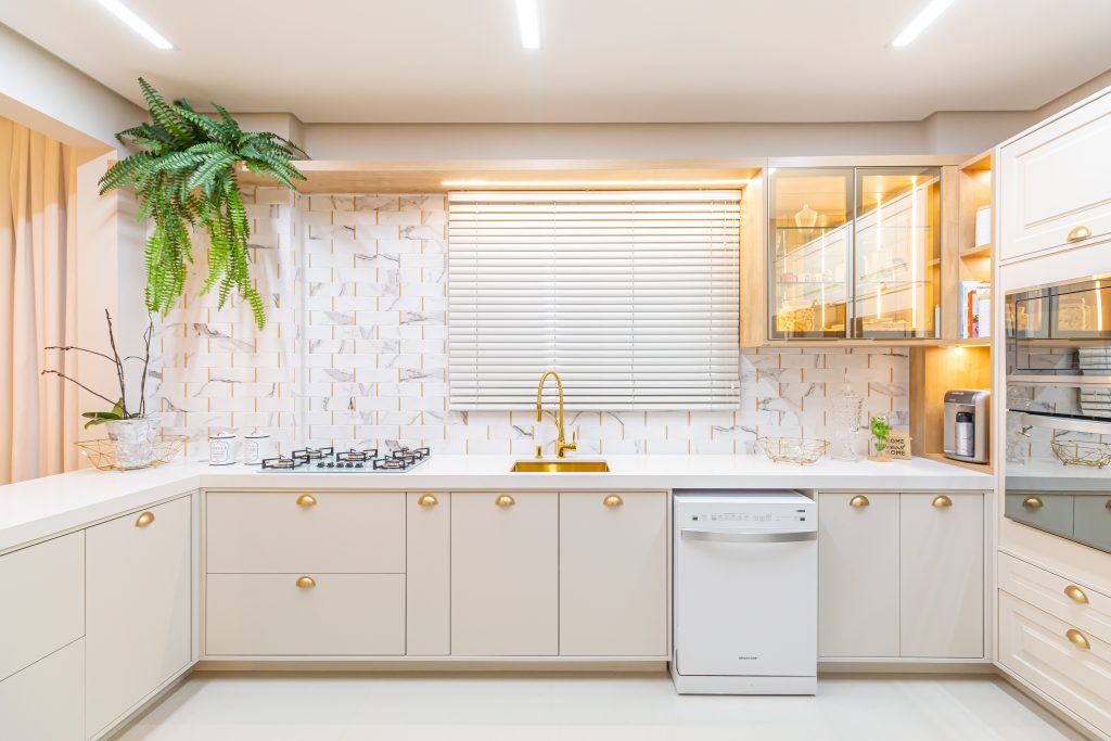 cozinha decorada em tons neutros