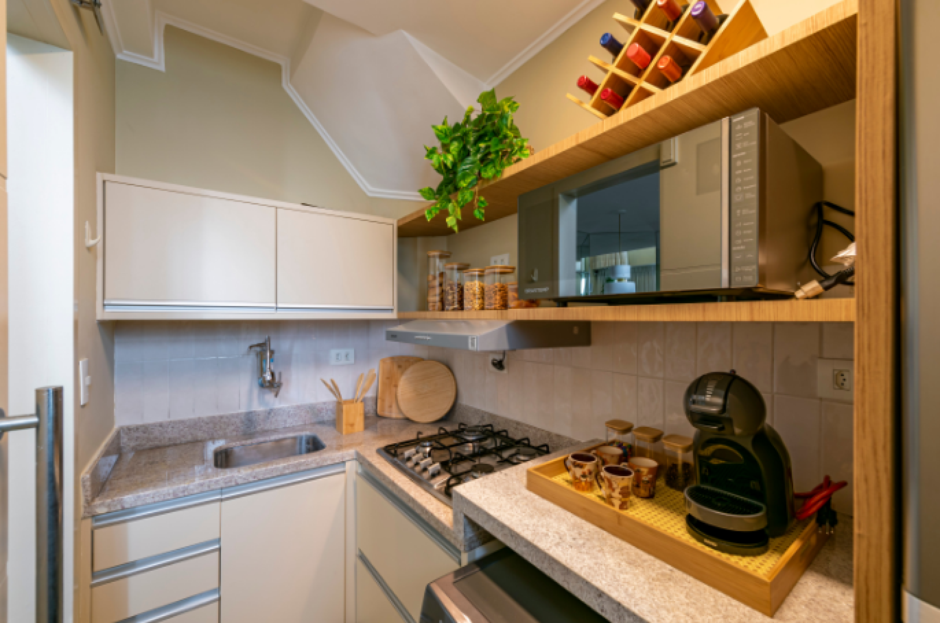 cozinha planejada com bancada pequena