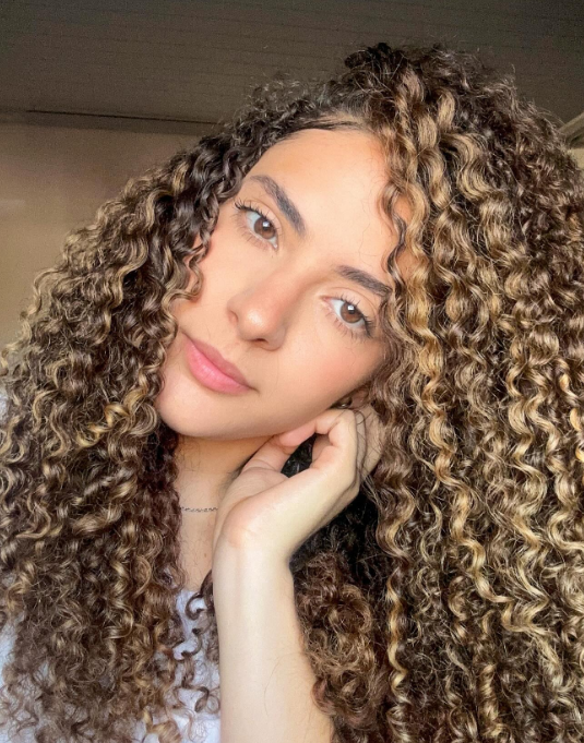 Fronha de Cetim vs. Touca de Cetim: Qual a Melhor para o Seu Day After?