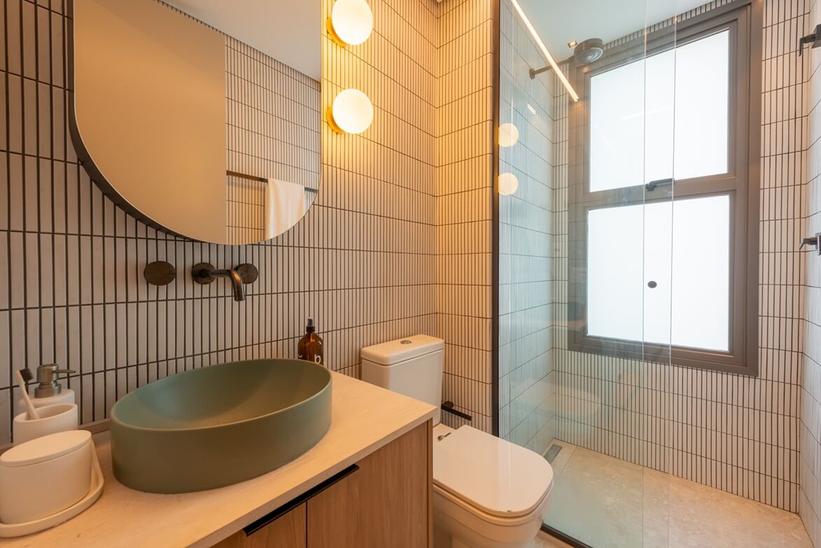 Azul Puro: Como usar a cor de 2026 na decoração do seu banheiro