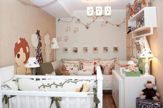 Materiais e Acessórios que Encantam
3. Do Planejamento à Execução: Guia Completo para o Quarto Safari do seu Bebê
4. Safari Moderno vs. Safari Colorido: Qual Estilo Escolher para o Quarto do seu Pequeno?
5. Economize na Decoração Safari: Kits Prontos e Dicas de Organização